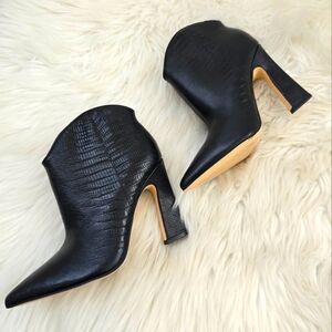 NWOB Marc Fisher Crocodile Embossed Masina  Leather Black Heeled Boots size 7